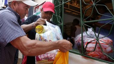 El colapso de la economía se ha visto, además, potenciado por la marcada caída de la producción en la industria petrolera de Venezuela, de donde el país saca el 96 % de sus ingresos.