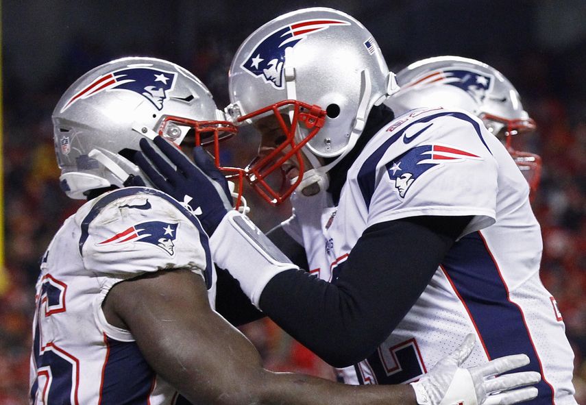 El mariscal de campo de los Patriots de Nueva Inglaterra, Tom Brady (d), y su compañero de equipo Sony Michel (i).
