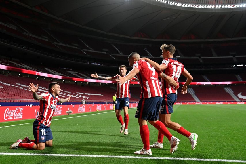 El delantero argentino del Atlético de Madrid Angel Correa celebra su gol con sus compañeros durante el partido de fútbol de la liga española