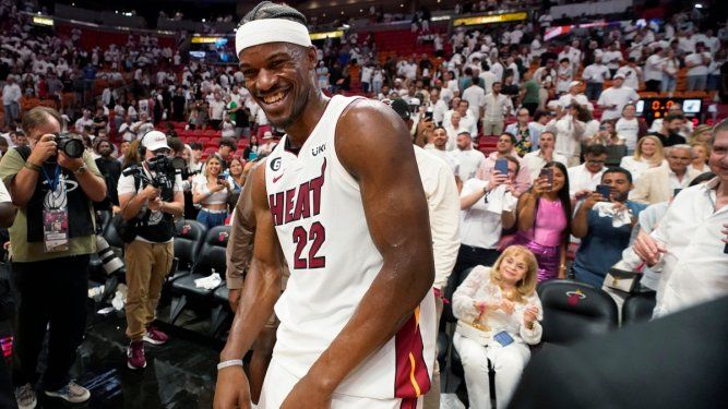Jimmy Butler, alero del Heat de Miami, festeja la victoria sobre los Knicks de Nueva York en la semifinal de la Conferencia Este, el viernes 12 de mayo de 2023.