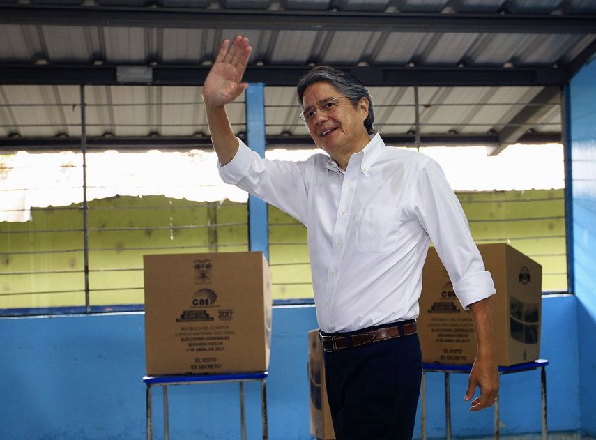 El candidato opositor a la Presidencia de&nbsp;Ecuador, Guillermo Lasso, saluda después de vota en Guayaquil (Ecuador) donde instó a la ciudadanía a ejercer en paz el voto en un día que calificó de crucial y en el que, en su opinión, se decide el camino de Venezuela o el de la democracia.&nbsp;