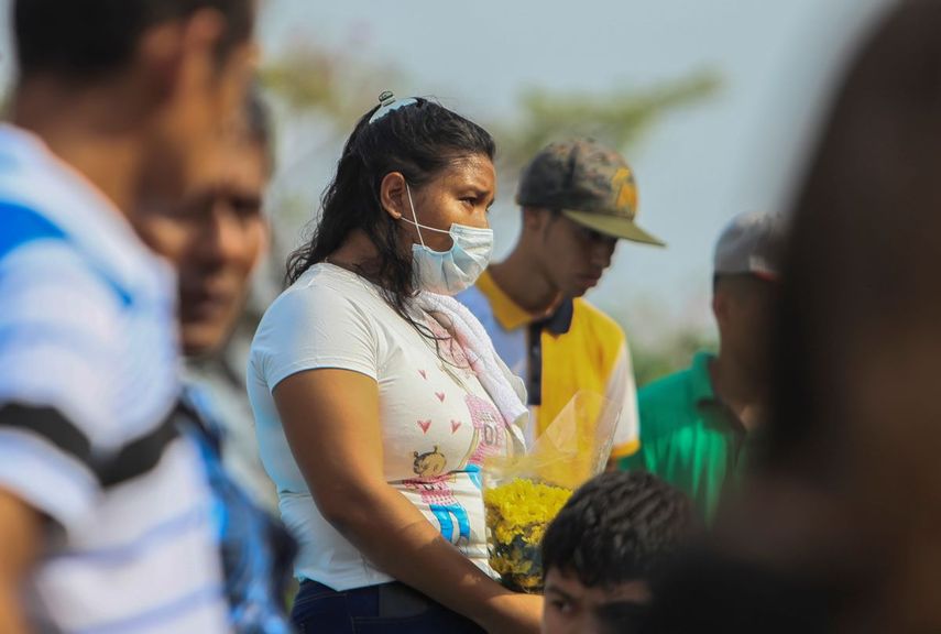 Una mujer, con mascarilla para protegerse del coronavirus, asiste a un entierro en el cementario Central de Managua, Nicaragua, el 11 de mayo de 2020.&nbsp;