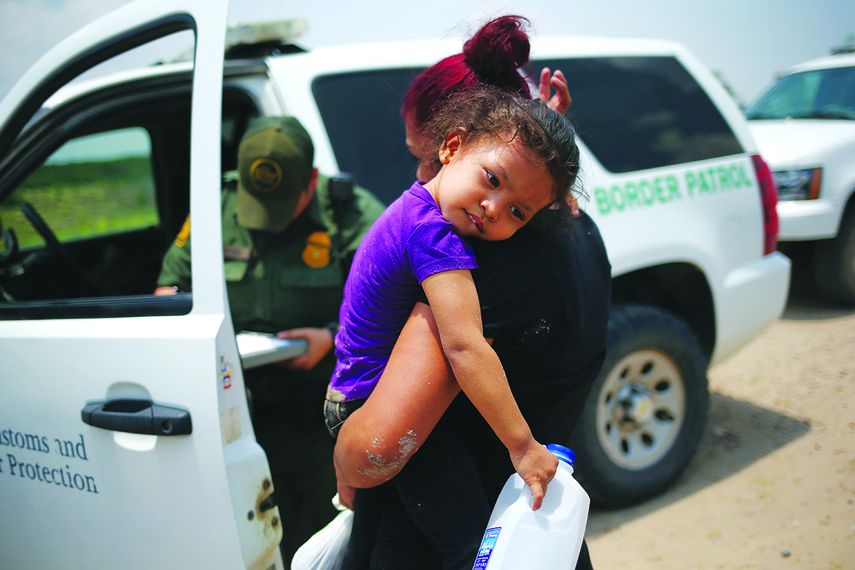  De acuerdo con registros oficiales, diariamente se presentan en la zona limítrofe más de 98 niños y adolescentes sin compañía de sus padres ni documentos. (EFE)