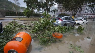 Vista de varios coches, papeleras y ramas caídas en una zona inundada durante el paso del tifón Hato en&nbsp;Hong&nbsp;Kong&nbsp;(China) hoy, 23 de agosto de 2017.&nbsp;Hong&nbsp;Kong&nbsp;emitió hoy su alerta máxima en el sistema de tormentas, la número 10, ante la llegada del tifón Hato, que dejará fuertes tormentas y posibles inundaciones y ha causado la evacuación de miles de personas en el sureste de la China continental.&nbsp;