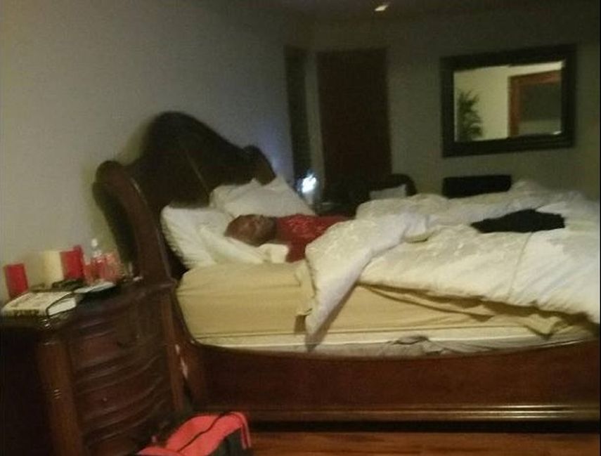 En la foto publicada por Daily Mail se ve a Odom tendido en su cama. En la mesa de noche se aprecian juguetes y suplementos sexuales.
