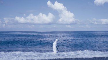 Fotograma del videoarte Hoeing the sea, de Luca Granato (Cosenza, Italy), una de las piezas de la exposición Video como performance, presentado por Performances in Flux.&nbsp;