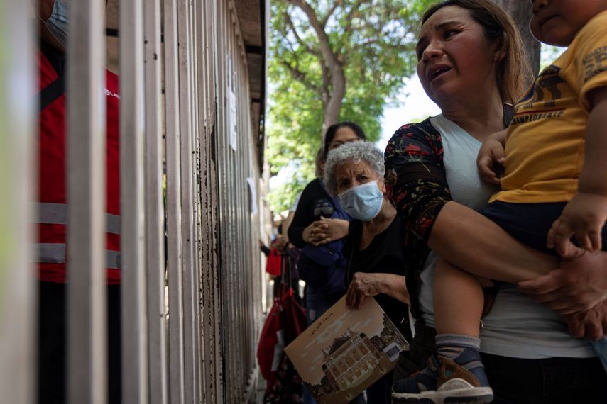 Personas esperan atención frente a un centro de salud municipal durante un paro de la Confederación Nacional de Funcionarios de la Salud Municipal en Santiago de Chile, el martes 15 de noviembre de 2022.