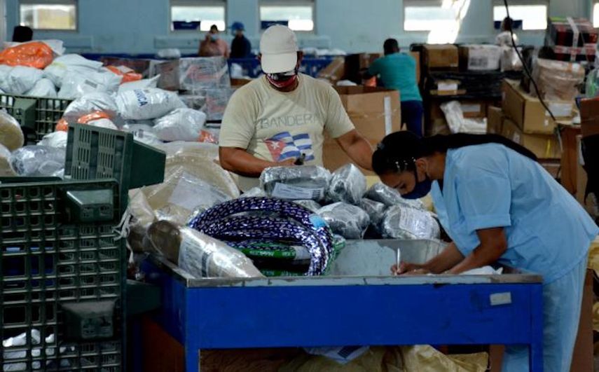 Procesamiento de paquetes en una empresa estatal cubana de mensajería.&nbsp;