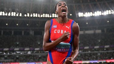La cubana Leyanis Pérez celebra luego de obtener la medalla de oro en el Mundial de atletismo de Tokio, el 18 de septiembre de 2025.