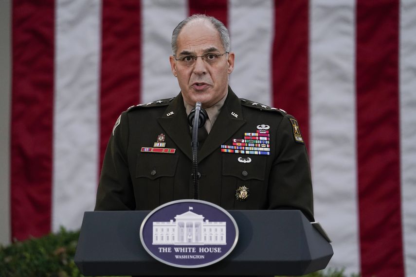 En esta fotografía de archivo del 13 de noviembre de 2020, el general del Ejército, Gustave Perna, encargado de distribuir las vacunas contra el COVID-19 en Estados Unidos, hace declaraciones durante un acto en la Rosaleda de la Casa Blanca, en Washington.&nbsp;