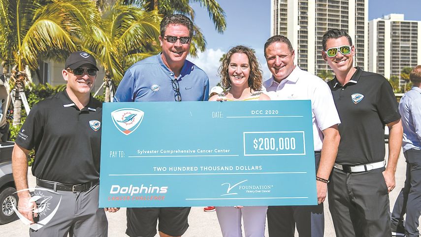 Jesse Marks, Dan Marino, Katie Sweet, Jeff Klein y Javier S&aacute;nchez (de izq. a der.), en la entrega del cheque de 200,000 d&oacute;lares de los Dolphins para los programas de investigaci&oacute;n del Syvester Comprehensive Cancer Center, el 14 de febrero del 2020 en Aventura.