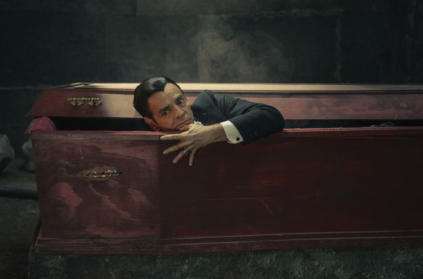 Esta imagen proporcionada por ViX muestra a Eugenio Derbez en el personaje de Carlos Villarías en una escena de Y llegaron de noche.