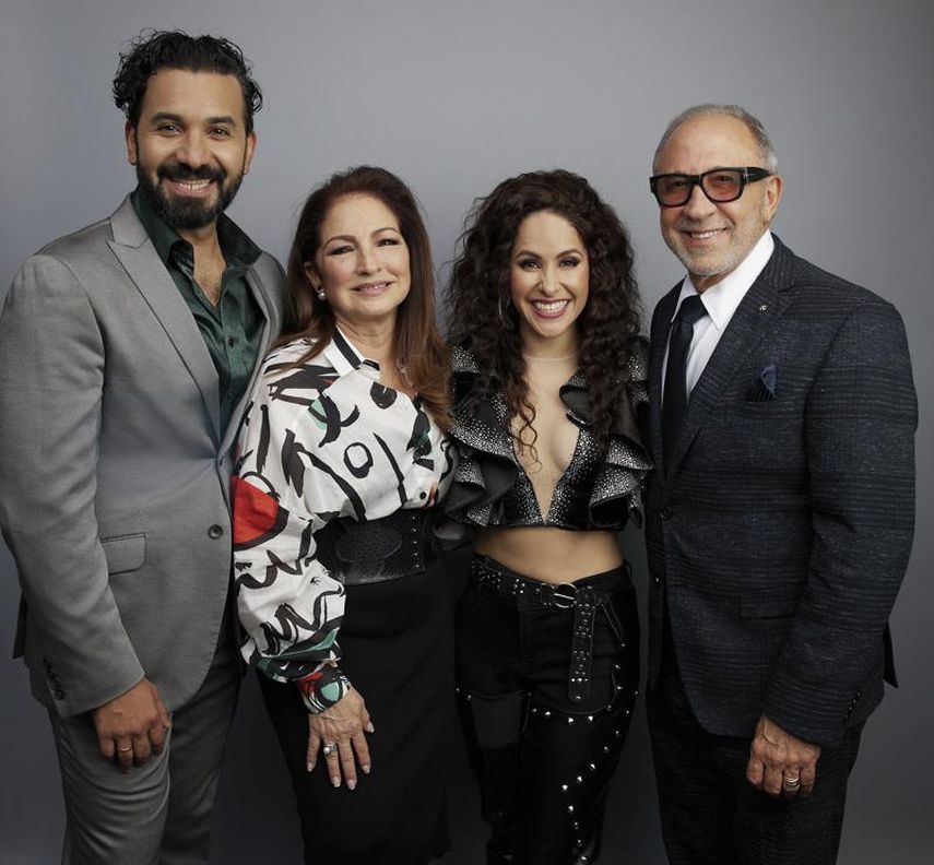 De izquierda a derecha, Samuel Garnica, Gloria Estefan, Gaby Albo y Emilio Estefan. Albo y Garnica voverán a interpretar a los Estefan en una nueva producción del musical de Broadway On Your Feet! que saldra de gira por Estados Unidos a finales de este año.&nbsp;