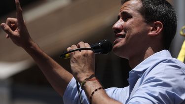 El presidente encargado de Venezuela, Juan Guaidó, habla durante una concentración de miles de opositores al régimen de Nicolás Maduro en Caracas, el 6 de abril de 2019.