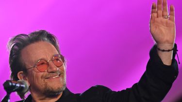 En esta foto de archivo tomada el 8 de mayo de 2022, Bono (Paul David Hewson), cantautor irlandés, activista y vocalista principal de la banda de rock U2, saluda a la gente mientras actúa en una estación del metro de Kyiv, que es un refugio antiaéreo, en la capital ucraniana.