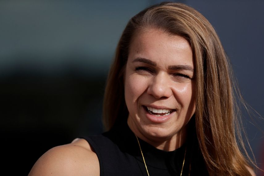 Rachel Balkovec, entrenadora de bateo de los Yanquis de Nueva York habla ante reporteros durante una junta de invierno de las Grandes Ligas, el 10 de diciembre de 2019, en San Diego. Rachel Balkovec está enseñando en el mini campamento de ligas menores de los Yanquis, donde también está aprendiendo