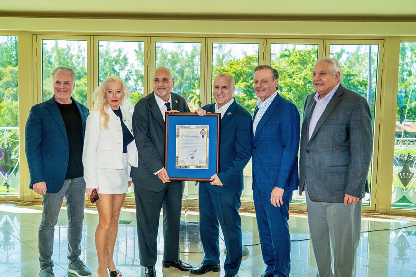 Carlos Hernández, Adina y John Brunetti, Esteban Bovo, Julio Robaina y Raúl Martínez