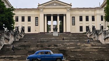 Un viejo automóvil estadounidense circula frente a la Universidad de La Habana, en La Habana, el 4 de junio de 2025.&nbsp;