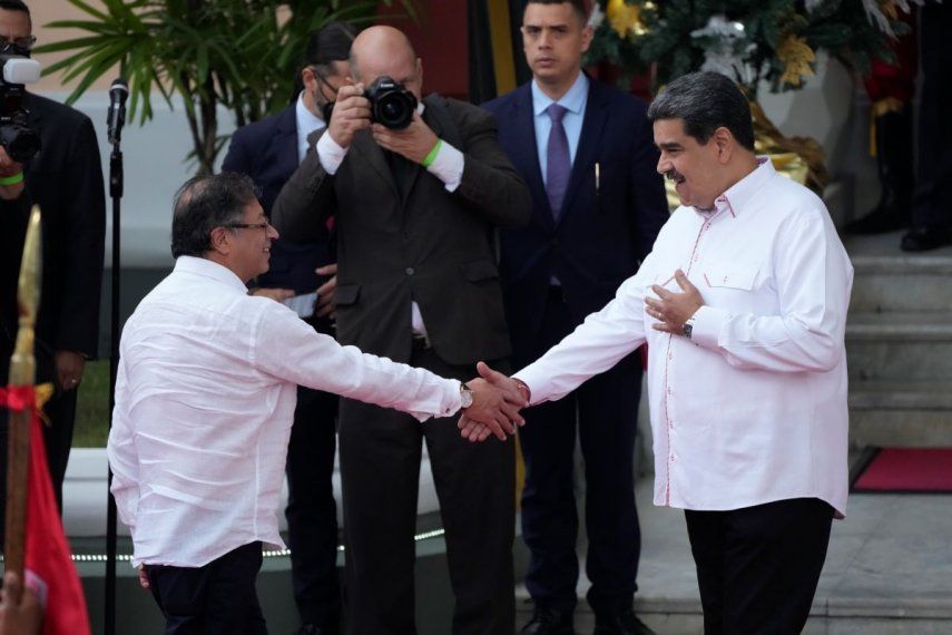 El presidente de Colombia, Gustavo Petro, a la izquierda, le da la mano del dictador de Venezuela, Nicolás Maduro, en las escaleras de Miraflores, en Caracas, Venezuela, el martes 1 de noviembre de 2022.&nbsp;