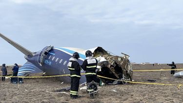 En esta fotografía difundida por el Ministerio de Situaciones de Emergencia de Kazajistán, especialistas en emergencias trabajan en el lugar del accidente de un avión de pasajeros de Azerbaijan Airlines cerca de la ciudad de Aktau, en el oeste de Kazajistán, el 25 de diciembre de 2024.&nbsp;