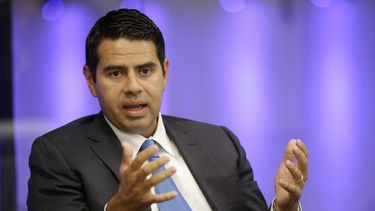 En esta foto del martes 20 de agosto de 2013, C&eacute;sar Conde habla sobre la red de televisi&oacute;n Fusion durante un recorrido por las instalaciones en Miami.&nbsp;Conde, presidente de NBC Universals News Group, se ha fijado la meta de tener una fuerza laboral en NBC News, MSNBC y CNBC&nbsp;