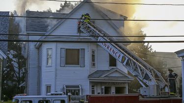 Bomberos combaten un incendio en Lawrence, Massachusetts, EEUU atienden las explosiones por un escape de gas.&nbsp;