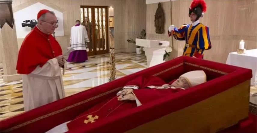 El cuerpo del Papa Francisco reposa en la capilla de la residencia de Santa Marta, Vaticano.