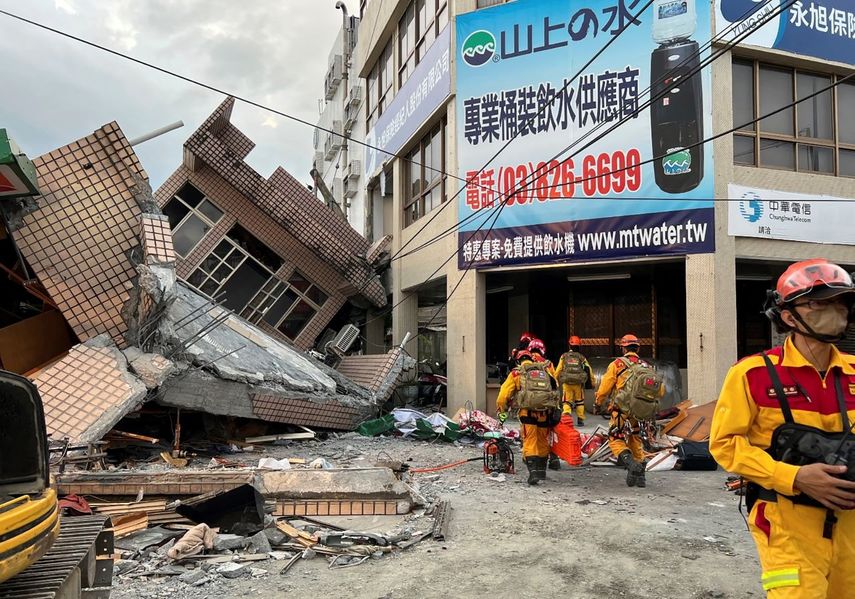 Bomberos buscan a personas atrapadas en el edificio residencial tras un sismo en la localidad de Yuli, en el condado de Hualien, en el este de Taiwán, el domingo 18 de septiembre de 2022.&nbsp;