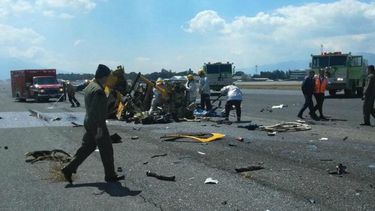 Restos del helicóptero que se precipitó poco después de despegar en la zona de vuelos privados y comerciales del aereopuerto internacional de Guatemala.