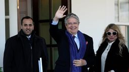 El presidente de Ecuador, Guillermo Lasso, en el centro saluda con la mano a su llegada a la casa Blanca en Estados Unidos el lunes 19 de diciembre de 2022