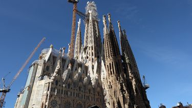 Una grúa levanta la última pieza de la cruz de 17 metros de altura y 13,5 metros de ancho que completa la Torre de Jesucristo de la Sagrada Familia en Barcelona el 20 de febrero de 2026.