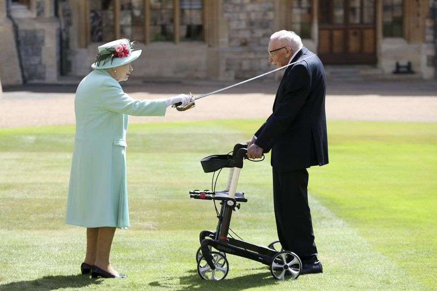 El Capitán Sir Tom Moore recibe su título de caballero por parte de la reina Isabel II durante una ceremonia en el Castillo de Windsor, en Inglaterra, el viernes 17 de julio de 2020. 