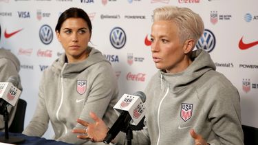Foto del 24 de mayo del 2019 Alex Morgan y Megan Rapinoe de la selección femenina de fútbol de Estados Unidos hablan con los reporteros en conferencia de prensa. El martes 22 de febrero del 2022, las jugadoras llegan a un acuerdo de igualdad de pago con la Federación.