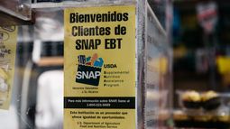 Un cartel que alerta a los clientes sobre los beneficios de los cupones de alimentos de SNAP se exhibe en un supermercado de Brooklyn el 5 de diciembre de 2019 en la ciudad de Nueva York. Un cartel que alerta a los clientes sobre los beneficios de los cupones de alimentos de SNAP se exhibe en un supermercado de Brooklyn el 5 de diciembre de 2019 en la ciudad de Nueva York.
