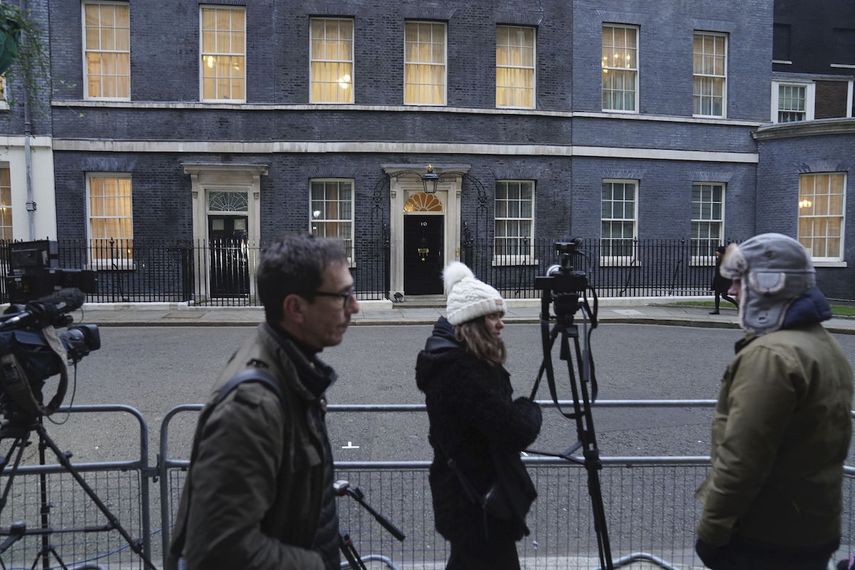 Periodistas reunidos ante el número 10 de Downing Street el martes 25 de enero de 2022, mientras el primer ministro británico, Boris Johnson, enfrenta nuevas acusaciones de haber incumplido las normas contra el coronavirus después de que su oficina reconociera que celebró un cumpleaños en la residencia oficial durante la primera cuarentena británica.&nbsp;