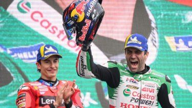 El piloto francés de Moto GP del equipo LCR Honda, Johann Zarco (der.), celebra en el podio junto al piloto español de MotoGP del equipo Ducati Lenovo, Marc Márquez, segundo, tras ganar la carrera del GP de Francia de MotoGP en el circuito de Le Mans el 11 de mayo de 2025