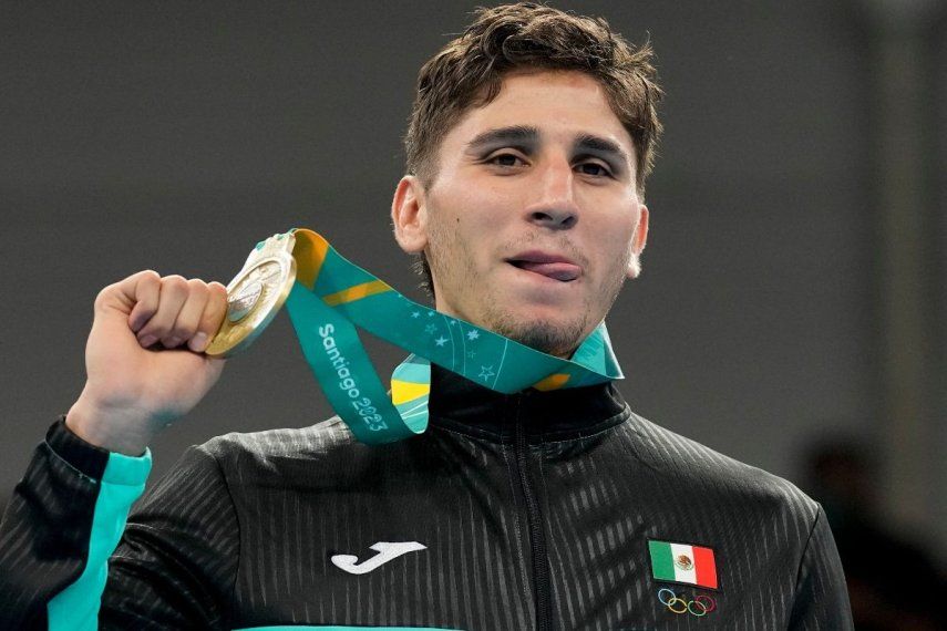 Marco Verde, boxeador mexicano, posa tras ganar el oro en la categoría de 71 kilogramos en los Juegos Panamericanos, el 27 de octubre de 2023, en Santiago.