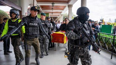 La policía escolta el ataúd del candidato presidencial asesinado Fernando Villavicencio a su llegada al cementerio Camposanto Monteolivo para su entierro en Quito, Ecuador, el viernes 11 de agosto de 2023.&nbsp;