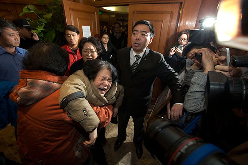 Un familiar de uno de los pasajeros chinos en el vuelo MH370 de Malaysia Airlines llora tras recibir la última noticia en Beijing, China. (Foto AP/Ng Han Guan)