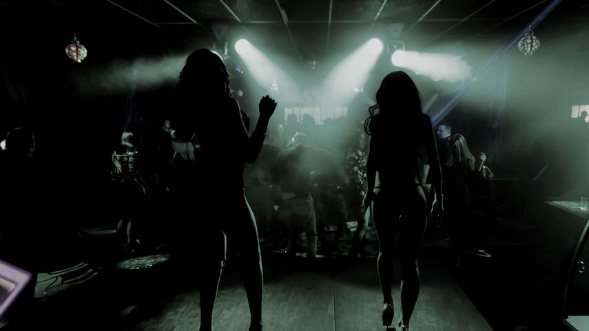 Condenan a traficantes de mujeres cubanas obligadas a bailar en clubes nudistas en EEUU