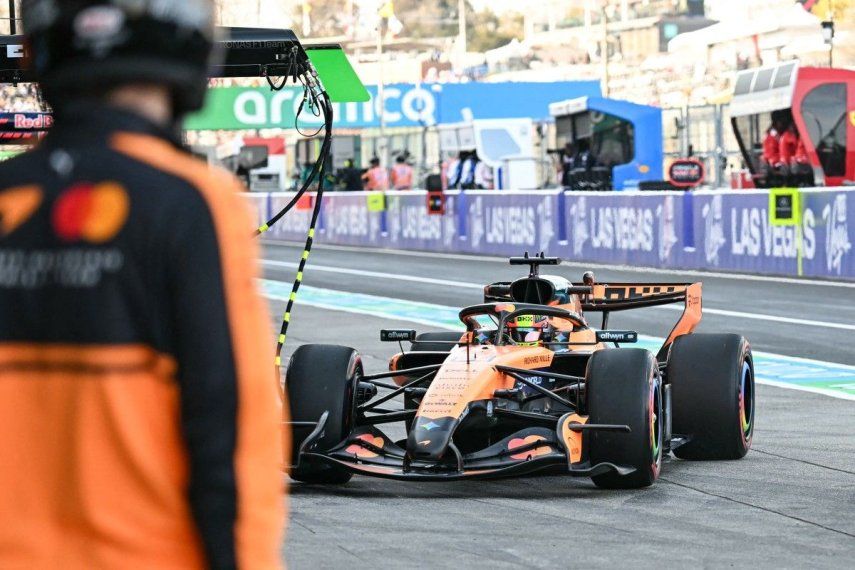 El piloto australiano de McLaren, Oscar Piastri, entra en boxes durante la segunda sesión de entrenamientos libres previa al Gran Premio de Japón de Fórmula 1 en el circuito de Suzuka, en la prefectura de Mie, el 27 de marzo de 2026.&nbsp;