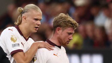 El delantero noruego del Manchester City #09 Erling Haaland (L) consuela al mediocampista belga del Manchester City #17 Kevin De Bruyne cuando abandona el campo después de una lesión durante el partido de fútbol de la Premier League inglesa entre Burnley y Manchester City en Turf Moor en Burnley, noroeste Inglaterra el 11 de agosto de 2023. &nbsp;