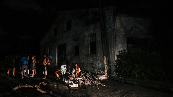Los residentes se reúnen afuera en un vecindario bloqueado en medio de un apagón eléctrico prolongado después del huracán Ian en La Habana el 30 de septiembre de 2022.