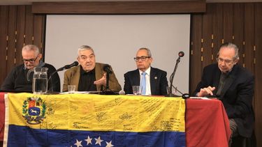 La denuncia ante el TSJ en el exilio la presentaronp el residente del Movimiento contra la Intolerancia y secretario general de COVIDOD, Esteban Ibarra; en compañía de Manuel Rodríguez, presidente de la Plataforma de Ayuda a Venezuela; y Miguel Henrique Otero, en representación de la Alianza Ciudadana por la Libertad en Venezuela