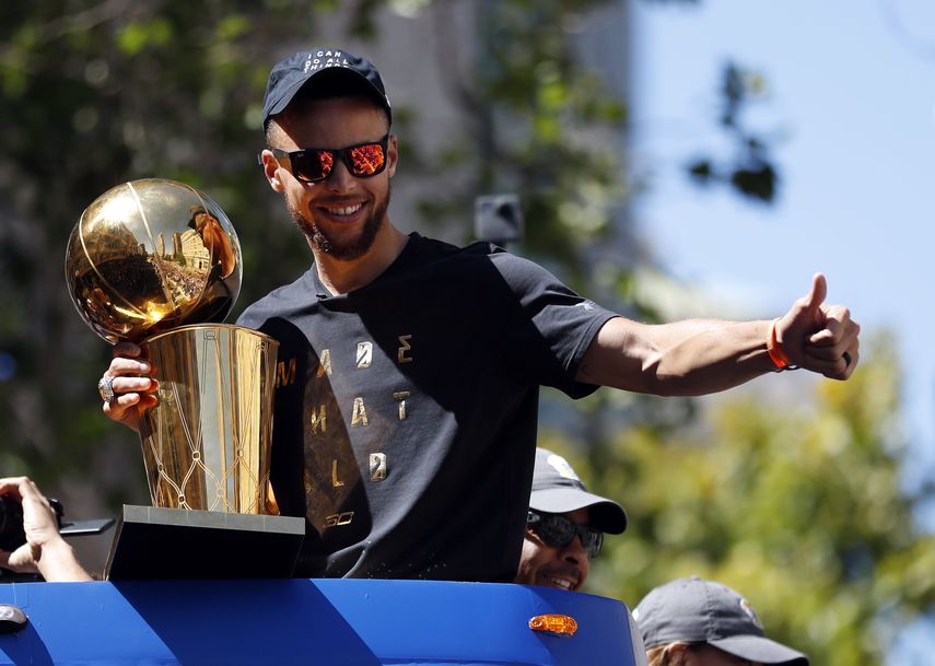 Con Stephen Curry a la cabeza, los Warriors, parten como favoritos para revalidar su título de campeón.