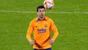 El defensor Gerard Piqué calienta en un entrenamiento del Barcelona en Riad, Arabia Saudí, el 11 de enero de 2022.