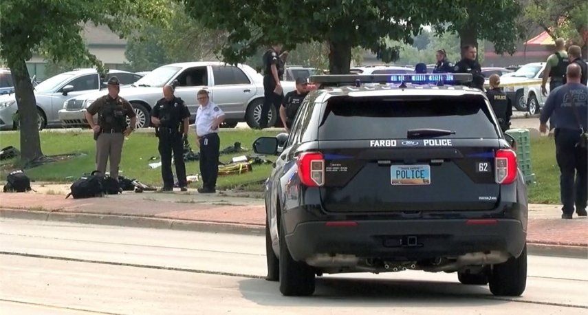 Policías en el lugar del tiroteo en Fargo, Dakota del Norte, el 14 de julio de 2023.&nbsp;