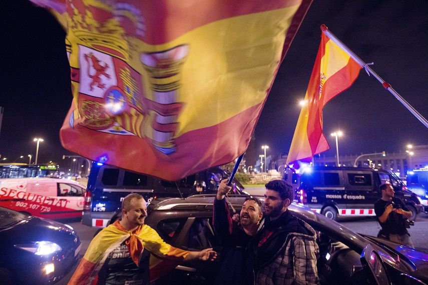 Manifestantes contrarios a la independencia declarada de forma unilateral por el Parlament de Cataluña recorren las calles Barcelona protegidos por los Mossos d´Esquadra.&nbsp;
