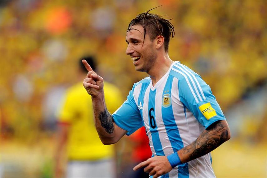 El centrocampista de la Lazio de Italia, Lucas Biglia, marcó el gol para Argentina. (EFE)