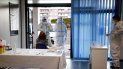 Personal médico realiza pruebas diagnósticas de COVID-19 en un consultorio de medicina familiar en Roma, el jueves 19 de noviembre de 2020.. Personal médico realiza pruebas diagnósticas de COVID-19 en un consultorio de medicina familiar en Roma, el jueves 19 de noviembre de 2020..